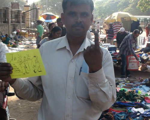 A shopper in Bangalore’s Hal Market pledges to not sell his vote. 