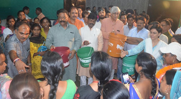 The mayor, local MP, MLA, District Collector and other district administrators distribute dustbins in Ambikapur.